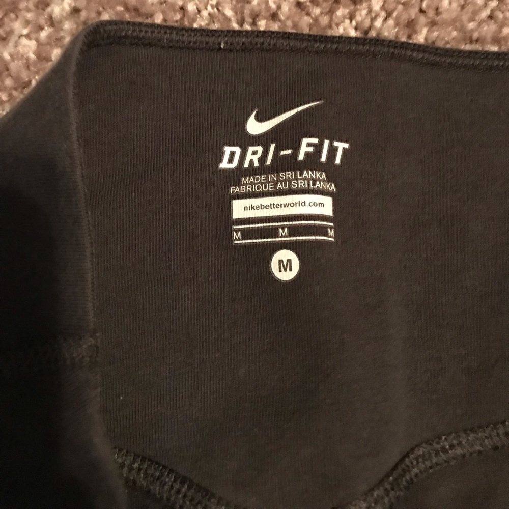 Nike Dri Fit cropped Leggings!! Size Medium!!
